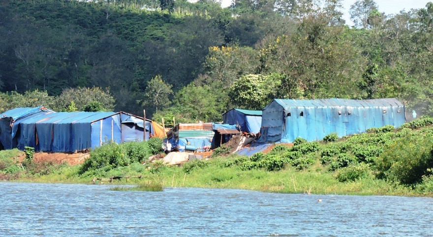 Lò than tại thôn Thuận Nam, xã Thuận An (huyện Đắk Mil) xả khói bụi suốt ngày đêm