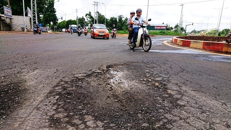 Cận cảnh đường gần 680 tỷ chưa thông xe đã vá chằng vá đụp