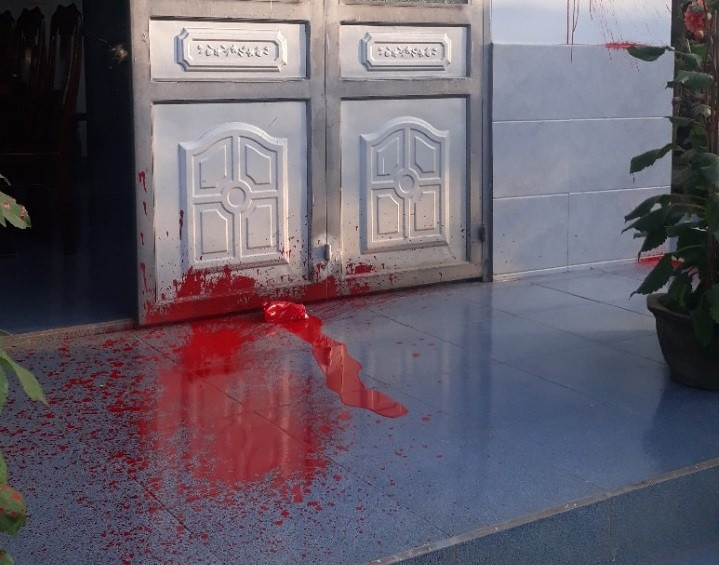 Nhà ông Vinh bị tạt sơn