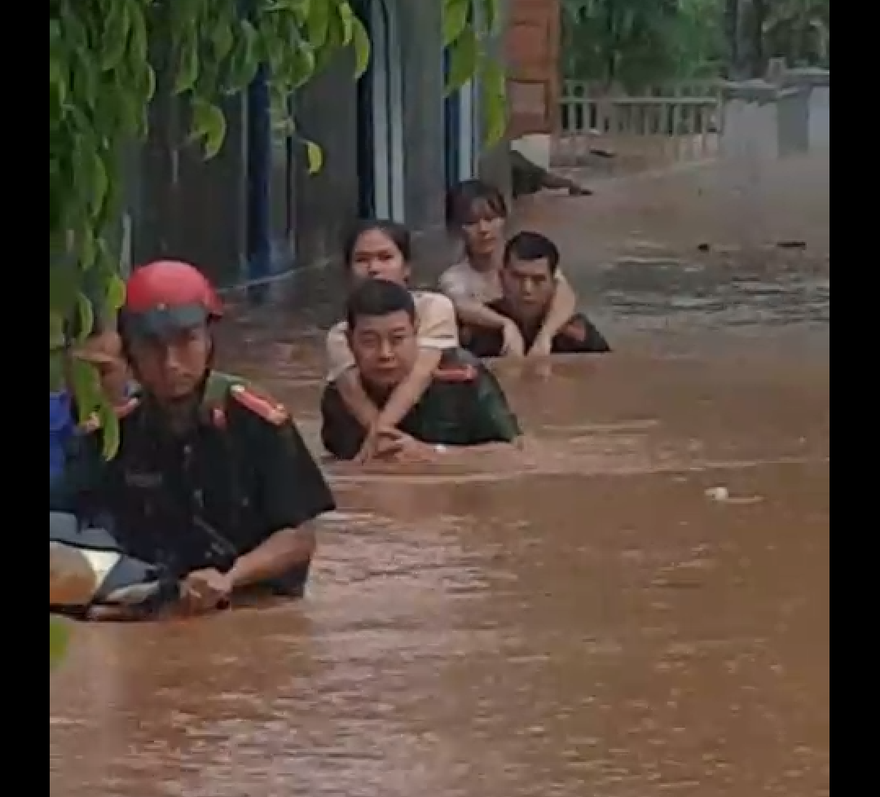 Lực lượng chức năng giúp dân di dời tài sản và người ra khỏi vùng ngập nặng