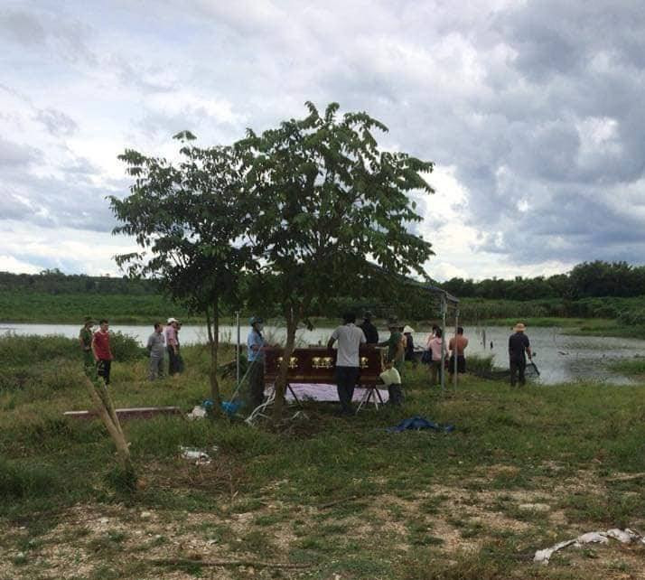 Cơ quan chức năng địa phương đang tiến hành khám nghiệm hiện trường, khám nghiệm tử thi người phụ nữ xấu số