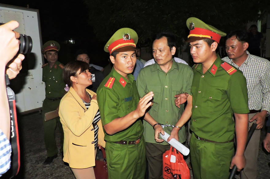 Bị cáo Sáng bị dẫn ra xe chở phạm nhân