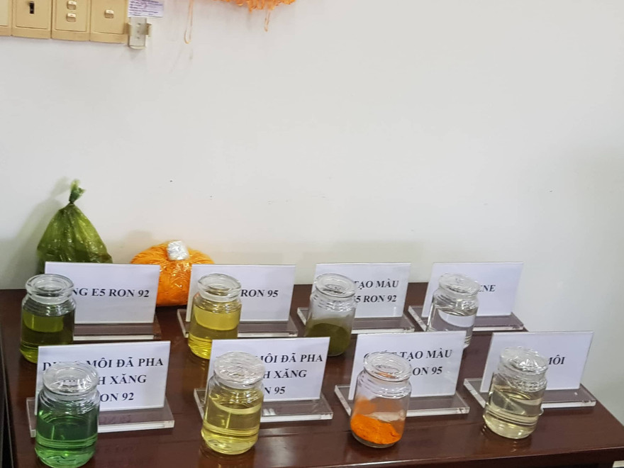 Mẫu xăng giả được công bố tại buổi họp báo