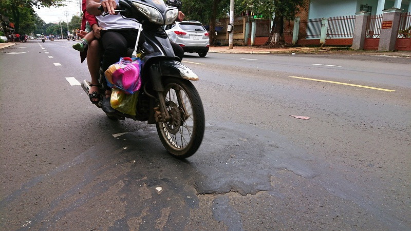 Đường Đinh Tiên Hoàng liên tục bị hư hỏng vị trí chỉ các Sở GTVT Đắk Lắk chừng vài chục mét