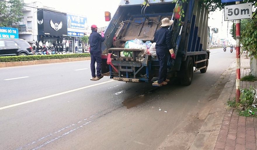 Xe chở rác xả nước bẩn ra đường Lê Duẩn
