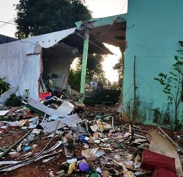 Xe ben đâm sập 3 nhà dân, nhiều người may mắn thoát nạn