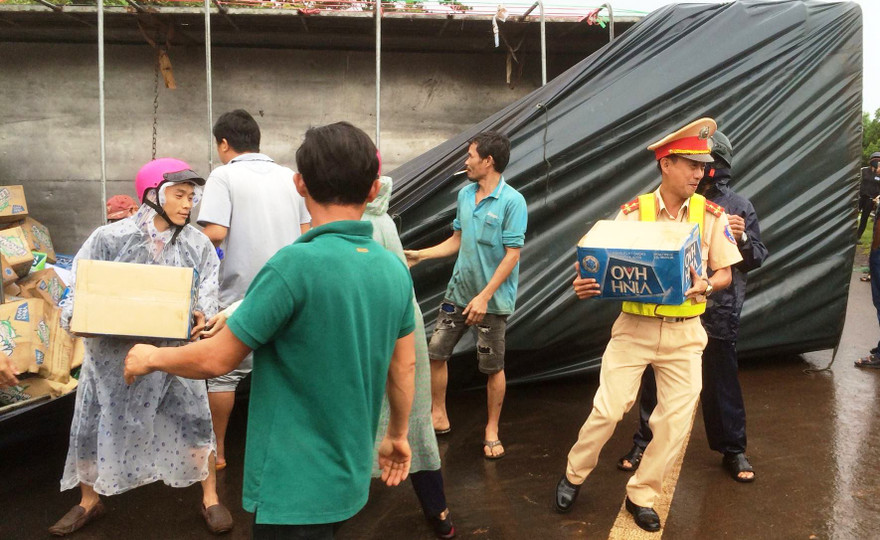 CSGT giúp tài xế thu gom số hàng bị đổ ra đường