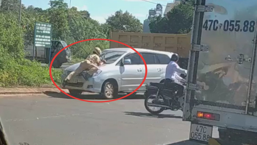 Hiện trường vụ chiến sĩ CSGT bị hất lên nắp capo xe ô tô