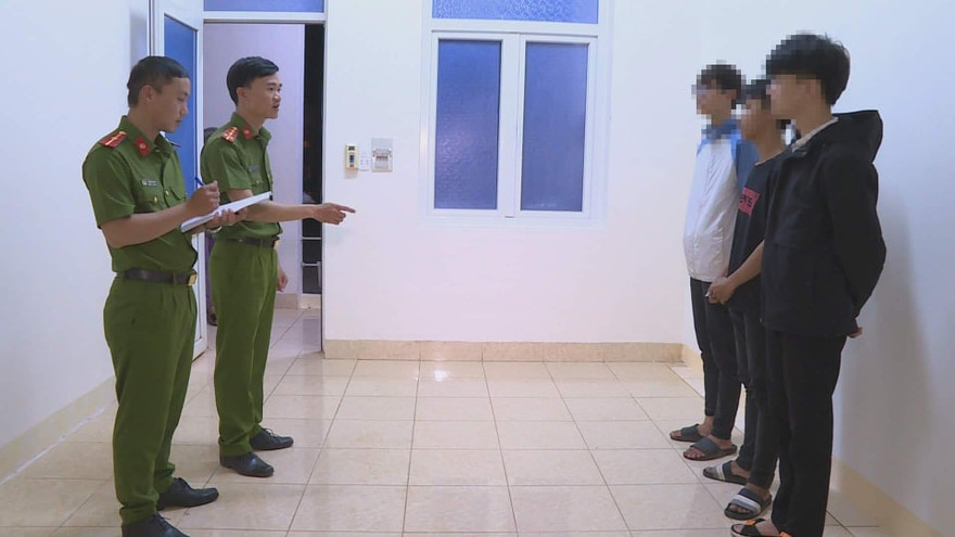 Nhóm học sinh tại cơ quan công an