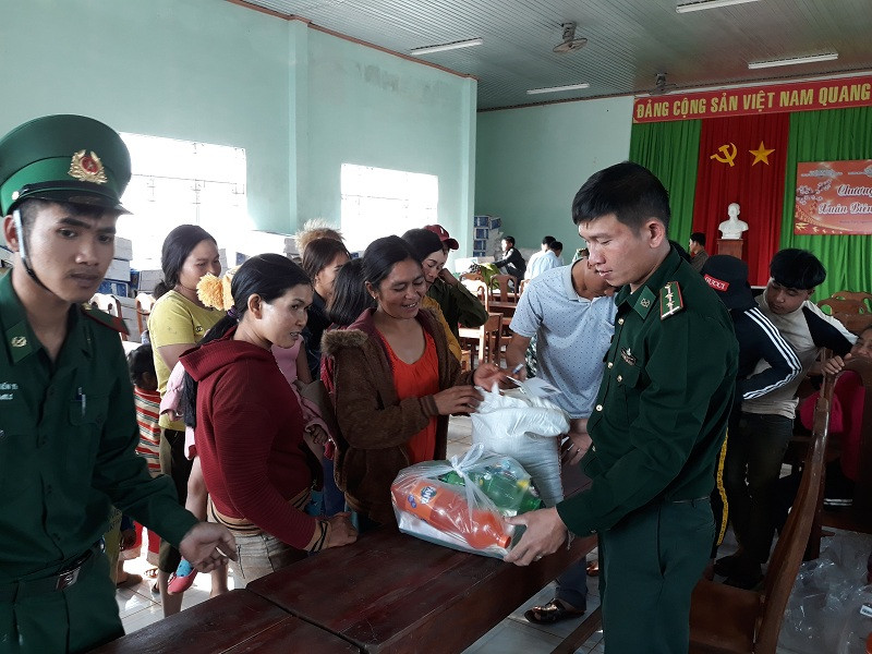 Tặng quà Tết cho dân nghèo xã Quảng Trực