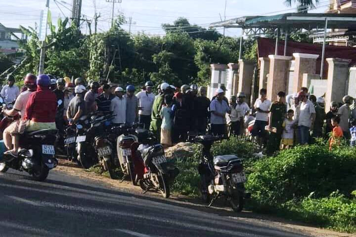 Đông đảo người dân hiếu kì có mặt ở hiện trường