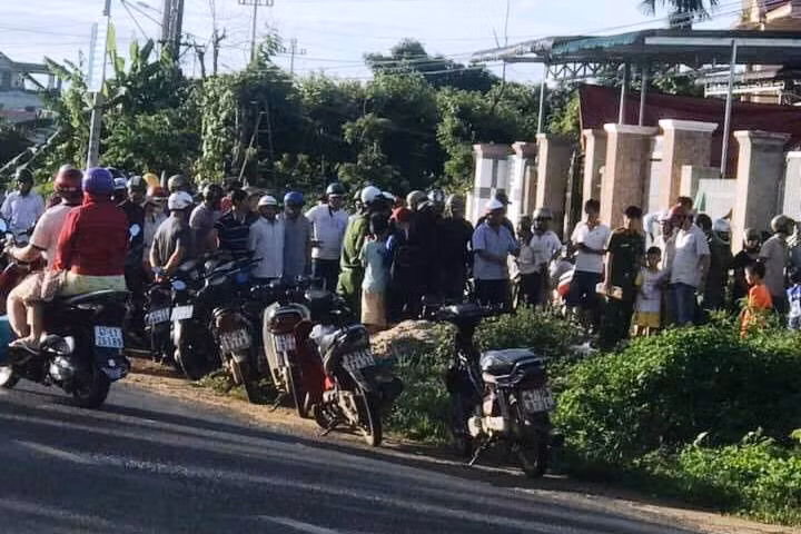 Đông đảo người dân hiếu kì có mặt ở hiện trường