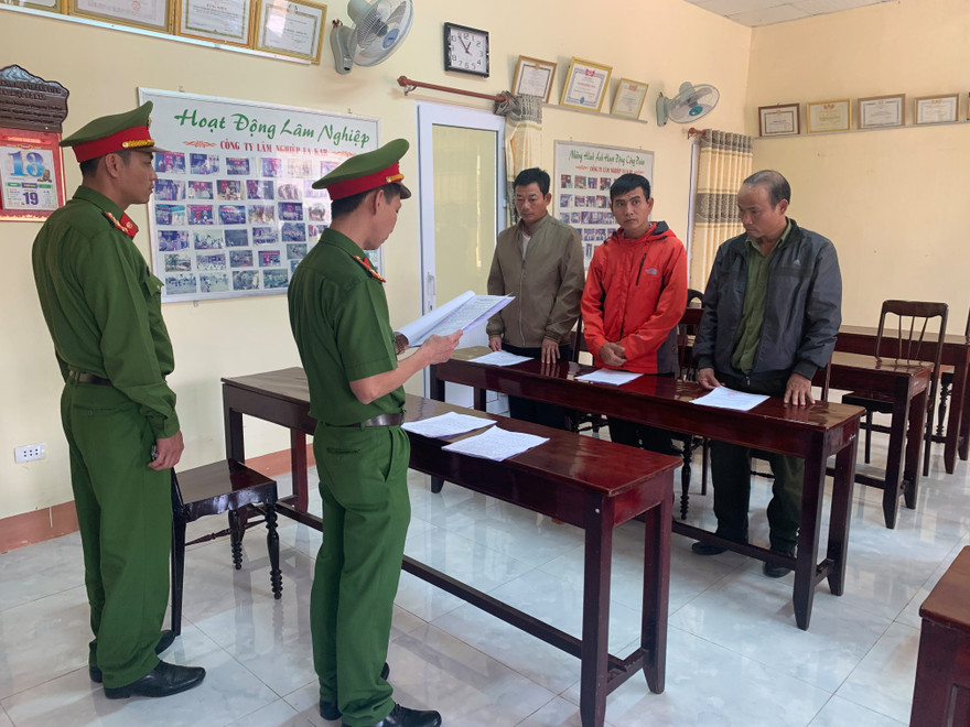 Công an đọc lệnh bắt tạm giam nhóm cán bộ của Công ty TNHH MTV Lâm nghiệp Ea Kar