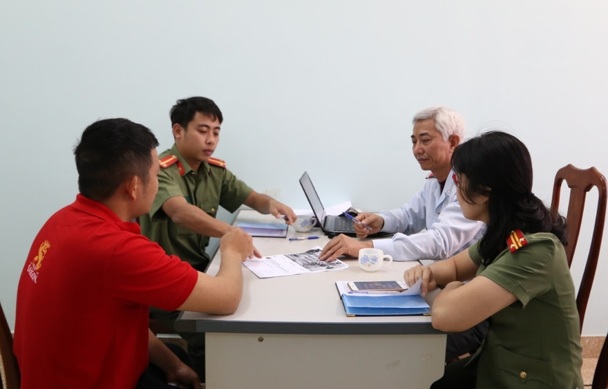 Cơ quan chức năng làm việc với N.T.T