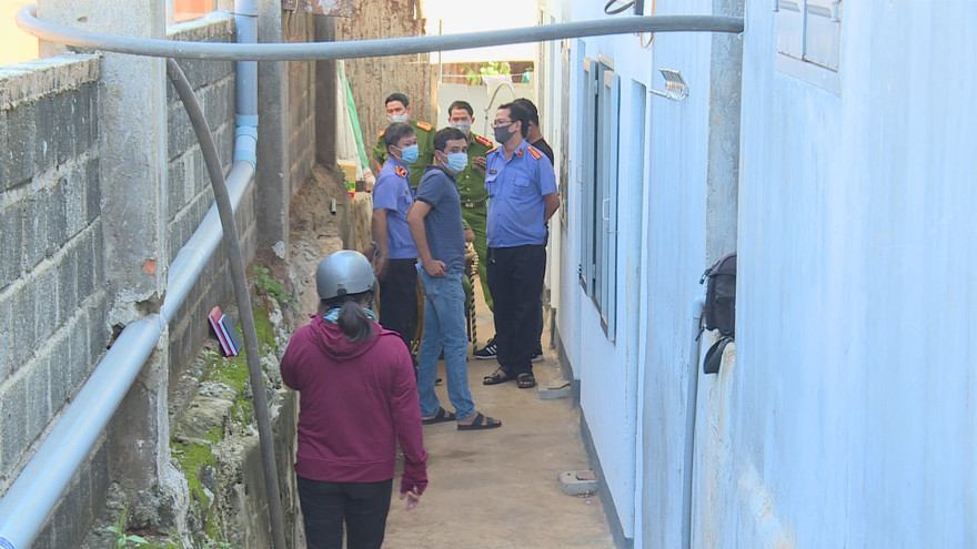 Cơ quan chức năng có mặt ở hiện trường vụ phát hiện thi thể 2 vợ chồng trong tư thế treo cổ