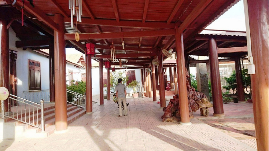 Người xem bị “choáng”, khi ngắm “biệt phủ” toàn gỗ quý của ông Quang