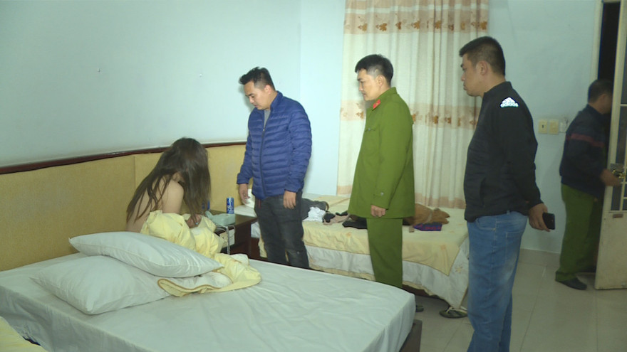Công an bắt quả tang nhiều đôi nam nữ đang mua bán dâm