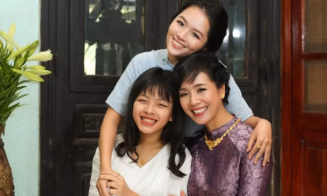 Hồng Mi, Hồng Khanh là hai con của nghệ sĩ Chiều Xuân và nhạc sĩ Đỗ Hồng Quân. Trong khi Chiều Xuân và con gái út nhiều lần chụp ảnh cùng nhau, đây là lần đầu tiên ba mẹ con khoe nhan sắc trong một bộ hình. Diễn viên Mẹ chồng tôi diện áo dài - trang phục 