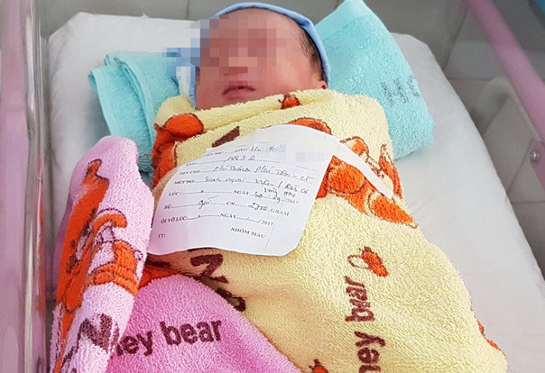 Em bé cất tiếng khóc chào đời ngay trên xe lôi.