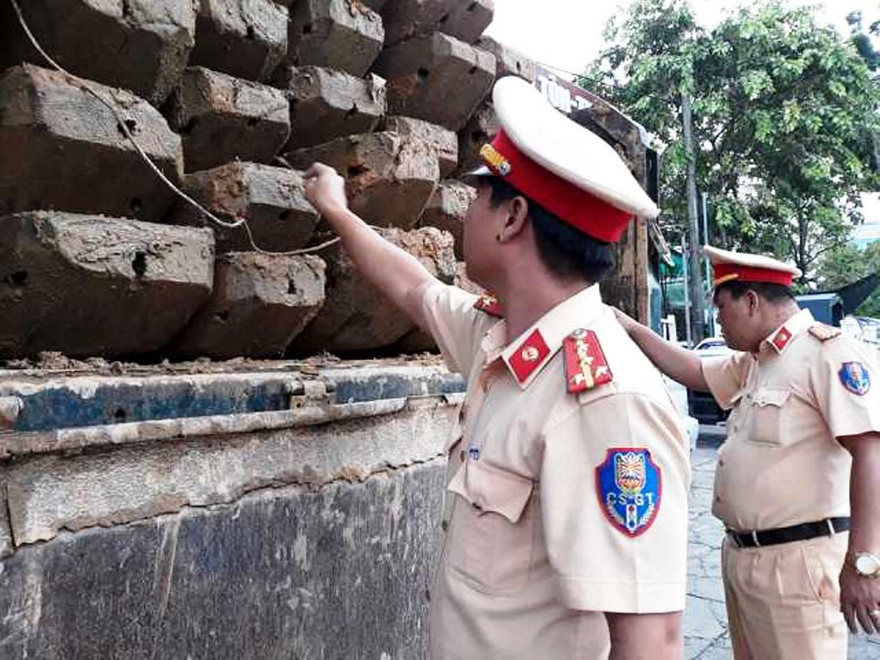 Kiểm tra lô gỗ lậu trước khi bàn giao cho lực lượng cảnh sát kinh tế. 