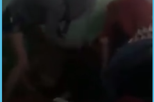 Hành động của hai nữ sinh gây bức xúc trong dư luận. (ảnh cắt clip).