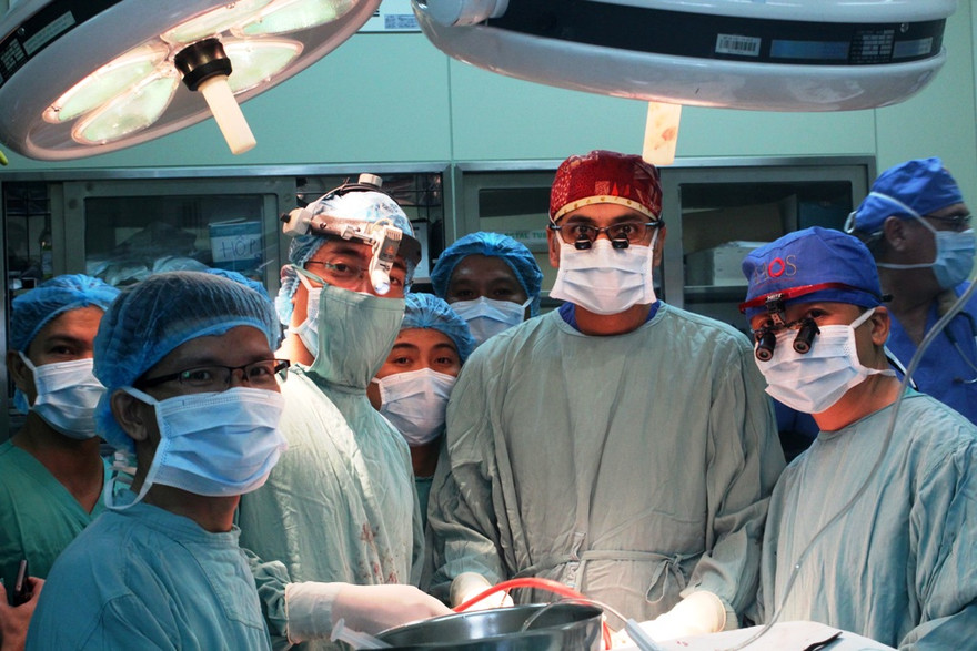 Kíp phẫu thuật của bác sĩ, chuyên gia nhiều khoa thuộc Bệnh viện T.Ư Huế và đến từ Mỹ làm việc trong 7 giờ để chữa dị tật cho con lính đảo.