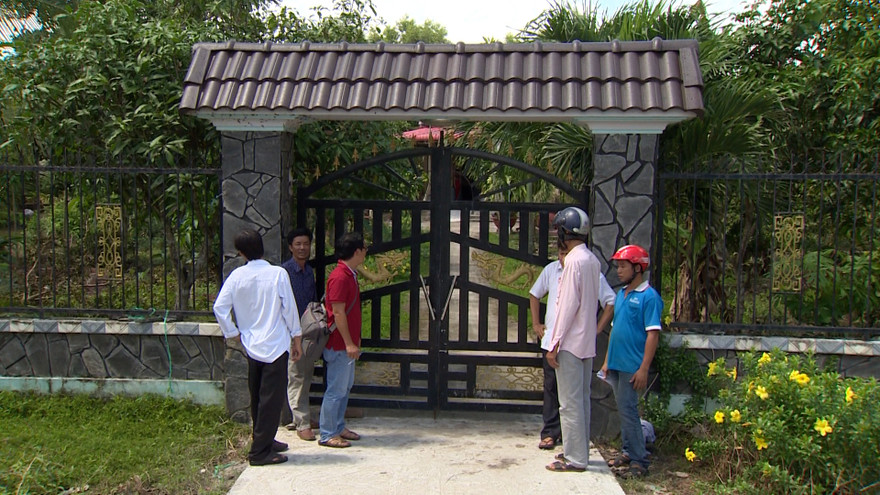 Nhiều 'hụi viên' đứng trước cửa nhà bà Trang đòi thanh toán tiền hụi.