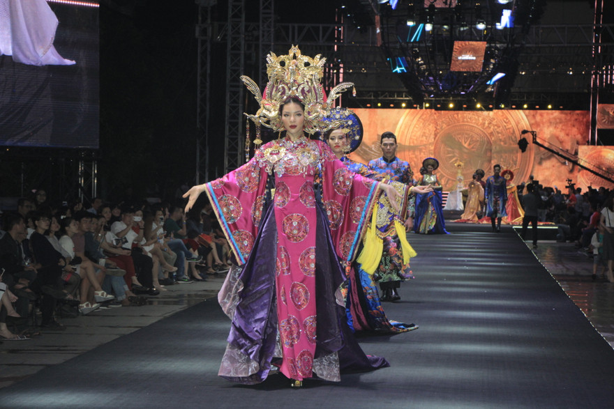 Mãn nhãn đêm hội thời trang - công nghệ “Bản sắc Viễn Đông”