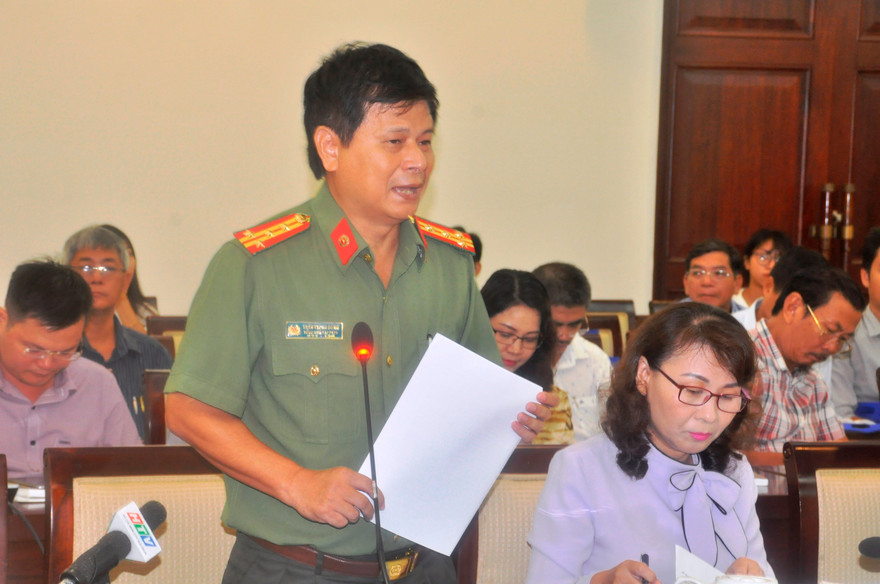 Các đại biểu trình bày tham luận tại buổi tọa đàm. Ảnh Việt Văn