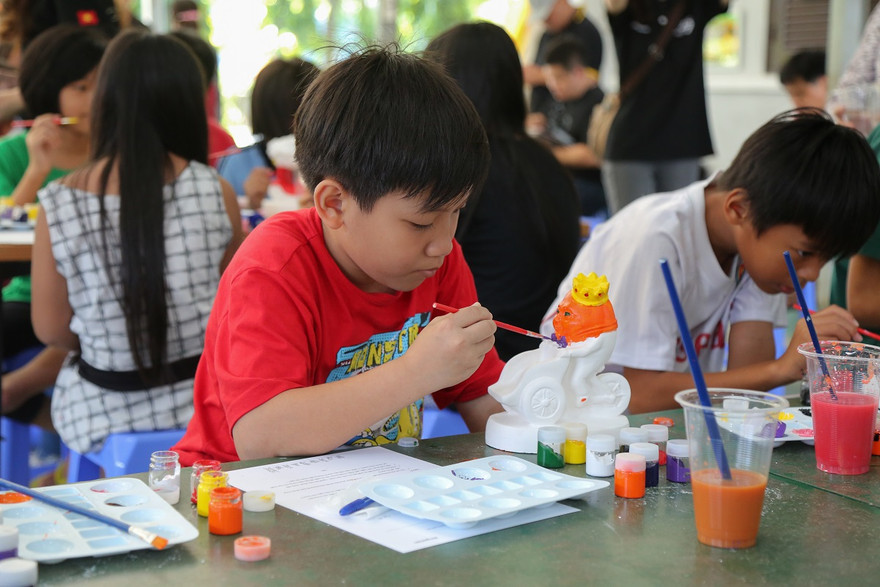 Các em nhỏ Làng SOS thích thú sáng tạo trên những bức tượng.