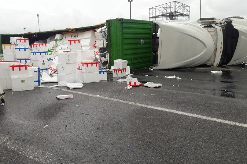 Người dân Hà Tĩnh giúp tài xế container nhặt hoa quả tràn ra đường