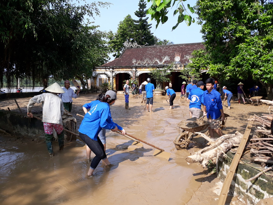 Nhiều hoạt động giúp dân vùng lũ khắc phục khó khăn