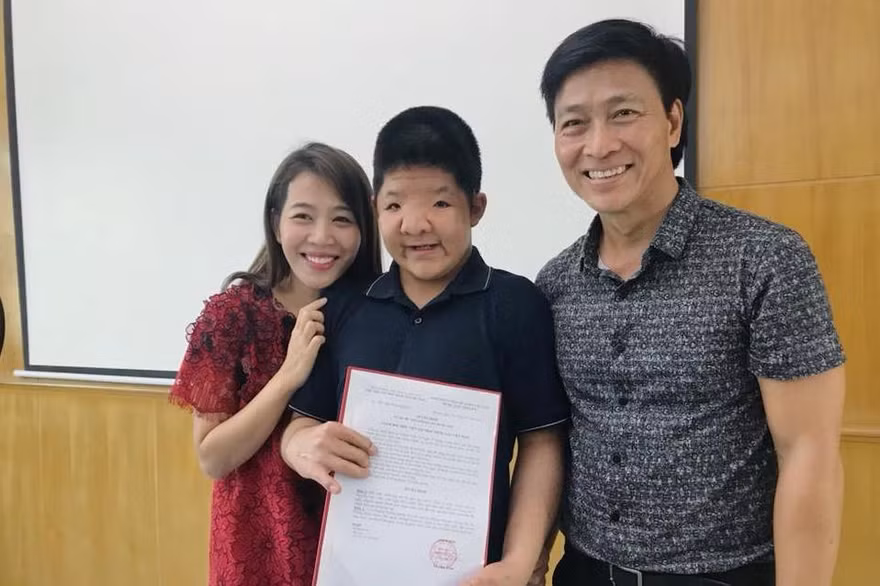 MC Diệp Chi cũng có mặt trong buổi lễ nhận học bổng của bé Bôm tại Học viện Âm nhạc Quốc gia Việt Nam. Ảnh: FBNV.
