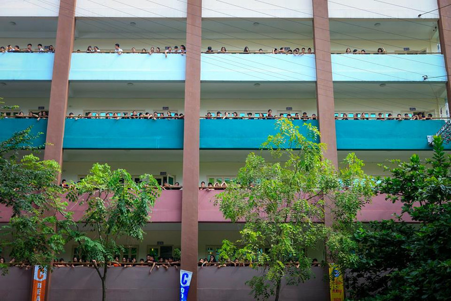 Học sinh Trường THCS Đoàn Thị Điểm đứng trên ban công trong một giờ ra chơi.