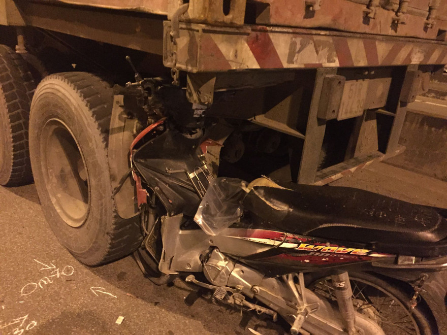 Xe máy dính chặt vào đuôi container.