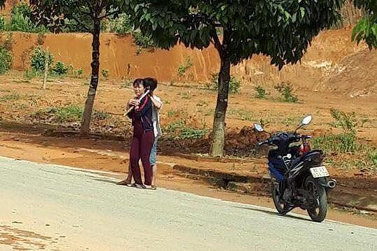 Kiên đang khống chế chị Hằng. Ảnh: Ngọc Thiện.