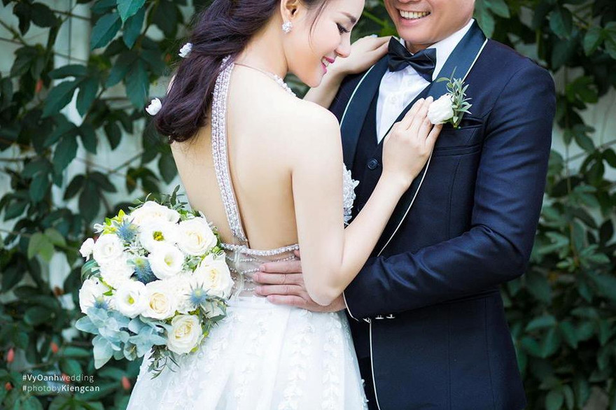 Vy Oanh khoe ảnh cưới ngọt ngào với chồng đại gia