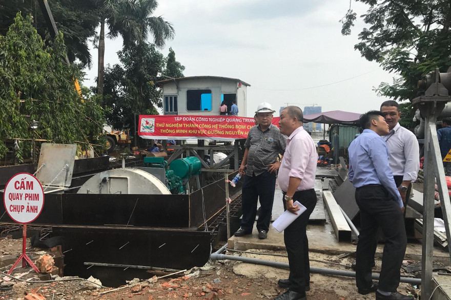 Đoàn công tác của Trung tâm chống ngập đến vị trí đặt siêu máy bơm làm việc nhưng buổi bàn giao bất thành do vắng lãnh đạo.