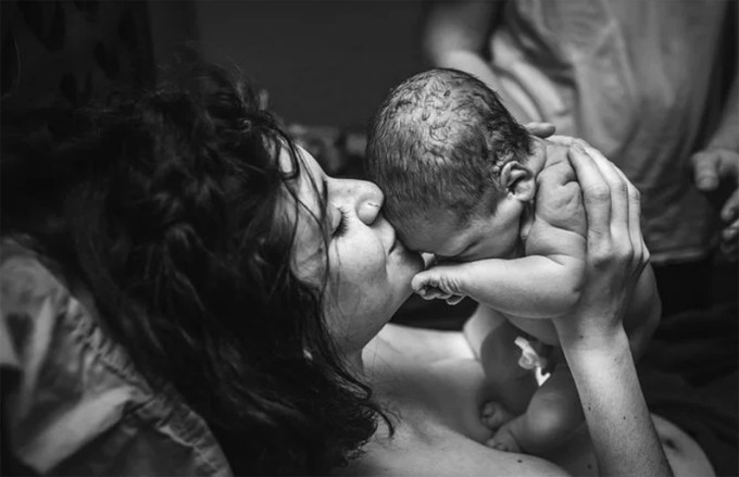 Khoảnh khắc hạnh phúc vỡ òa khi người mẹ ôm con vừa chào đời