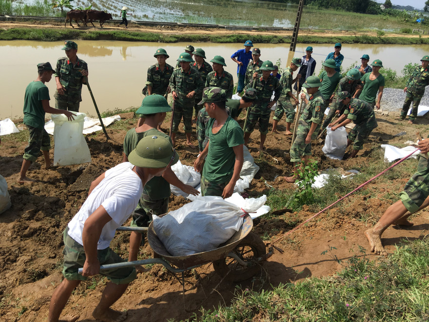 Huy động hàng trăm chiến sĩ bộ đội đắp đê ứng phó với cơn bão số 11
