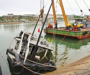 Tàu du lịch tự chìm trong lúc neo đậu