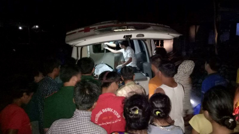 Xe cứu thương vượt 60km đường rừng đưa nạn nhân cấp cứu tại bệnh viện huyện.