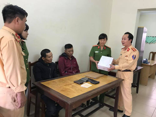 Lực lượng CSGT đang lập biên bản bàn giao tang vật và đối tượng cho phòng CSĐT tội phạm ma tuý. Ảnh: CSGT