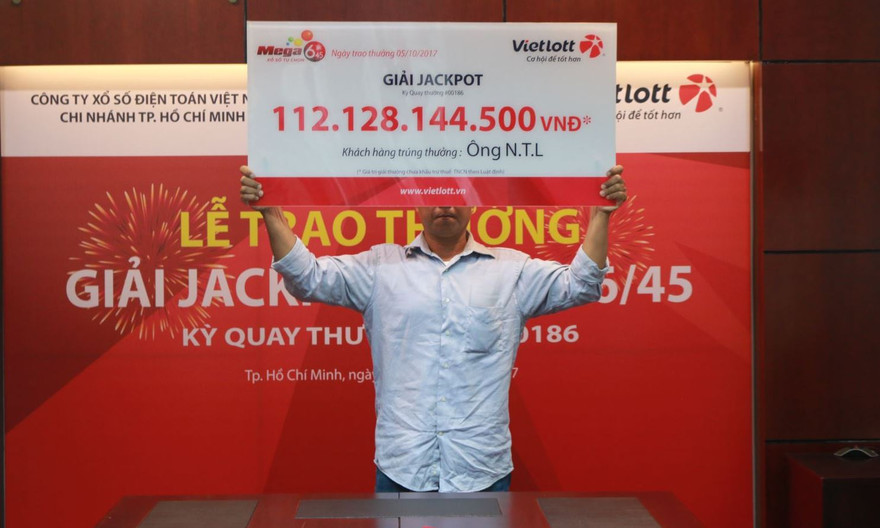 Khách hàng trúng Jackpot hơn 100 tỷ đồng che nửa mặt nhận giải