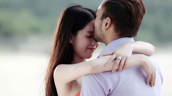 Diễn viên Việt kiều Petey Nguyễn và Ngọc Trinh trong một cảnh quay. Petey Nguyễn phải chủ động trong các cảnh diễn thân mật với nữ người mẫu.