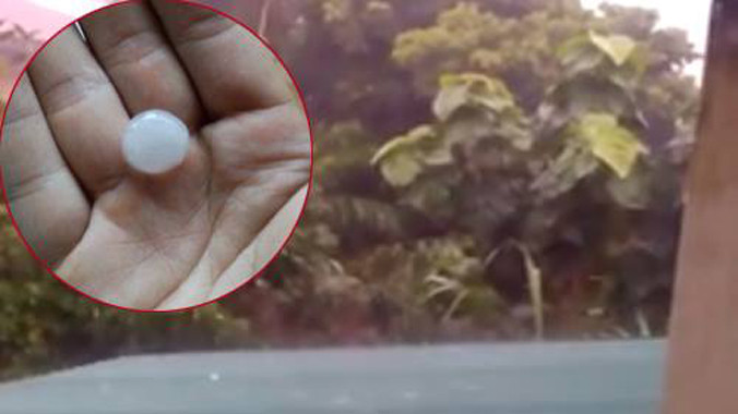 Những viên đá có đường kính to bằng đầu ngón tay.