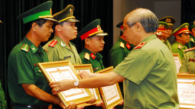 Lãnh đạo Bộ Công an trao bằng khen cho cán bộ chiến sĩ có thành tích xuất sắc. Ảnh T.Chung