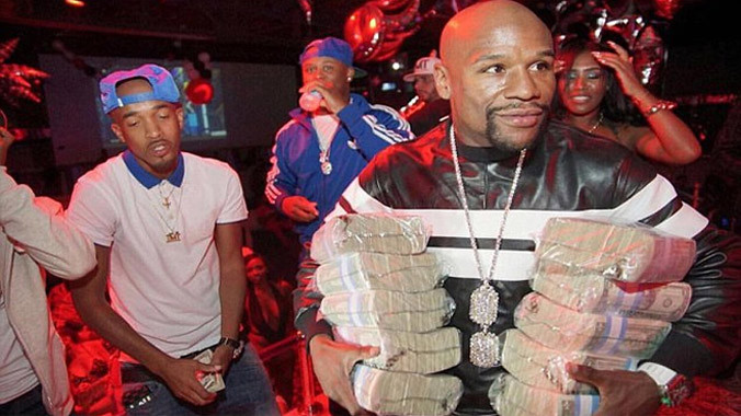 Floyd Mayweather xuất hiện tại hộp đêm King of Diamonds tối 28/10 với hình ảnh khệ nệ ôm những cọc đôla dầy cộp. Cựu võ sĩ này có thói quen khoe của mỗi lần ra ngoài ăn chơi hoặc tự chụp ảnh ở nhà, thường là với tiền mặt hoặc dàn xe khủng.