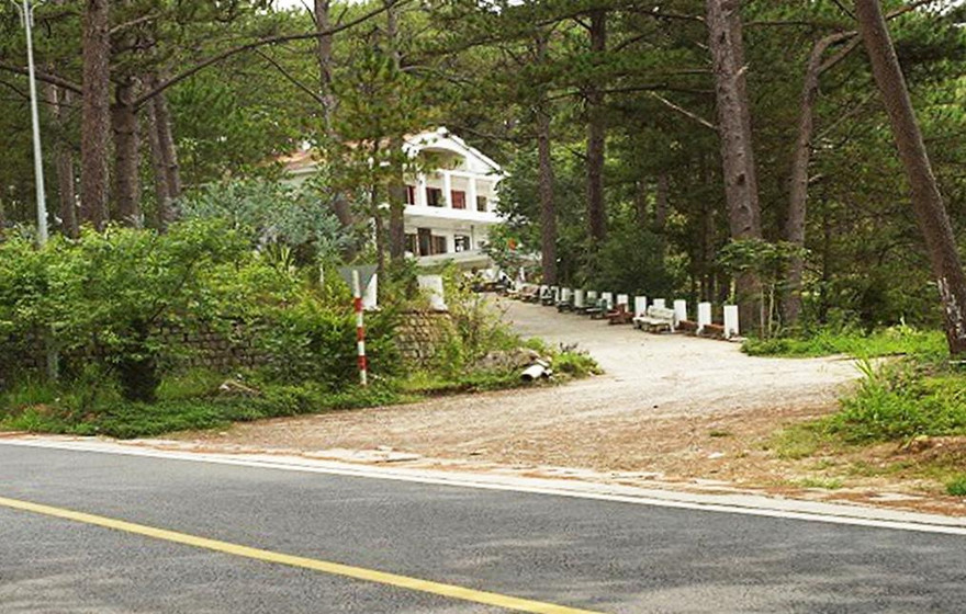 Đoạn đường phía trước "nhà ma"