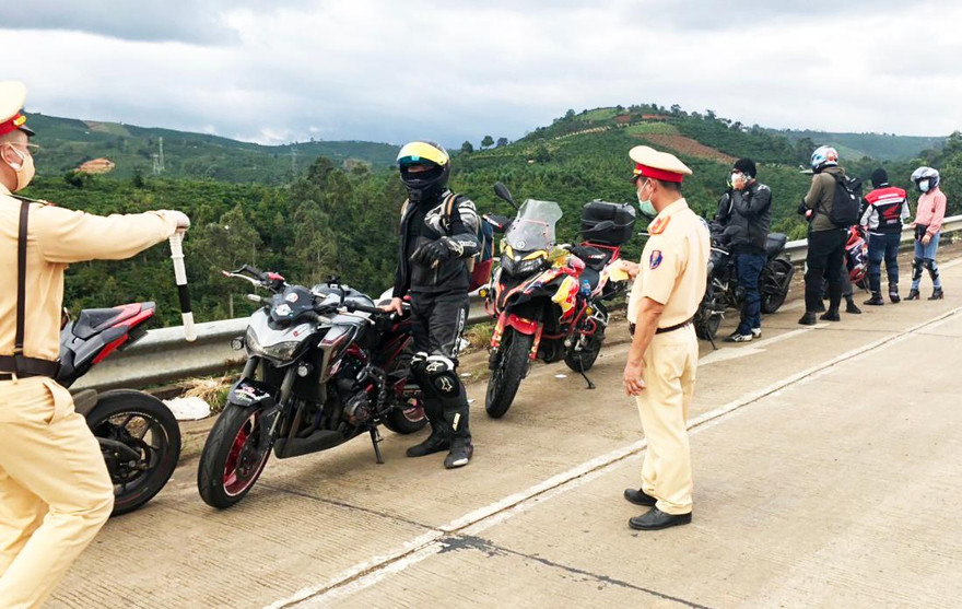 Xử lý các "phượt thủ" vi phạm an toàn giao thông tại Trạm thu phí Liên Đầm